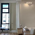 Broadway I Central, Spacious White Apartment 56Sqm