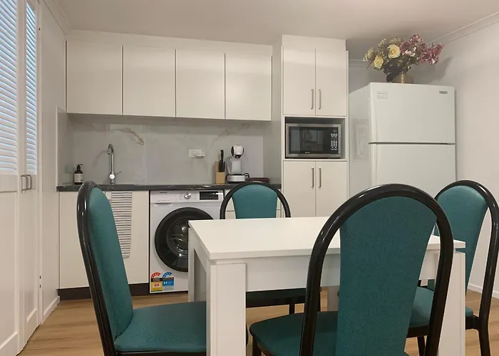 Broadway I Central, Spacious White Apartment 56Sqm