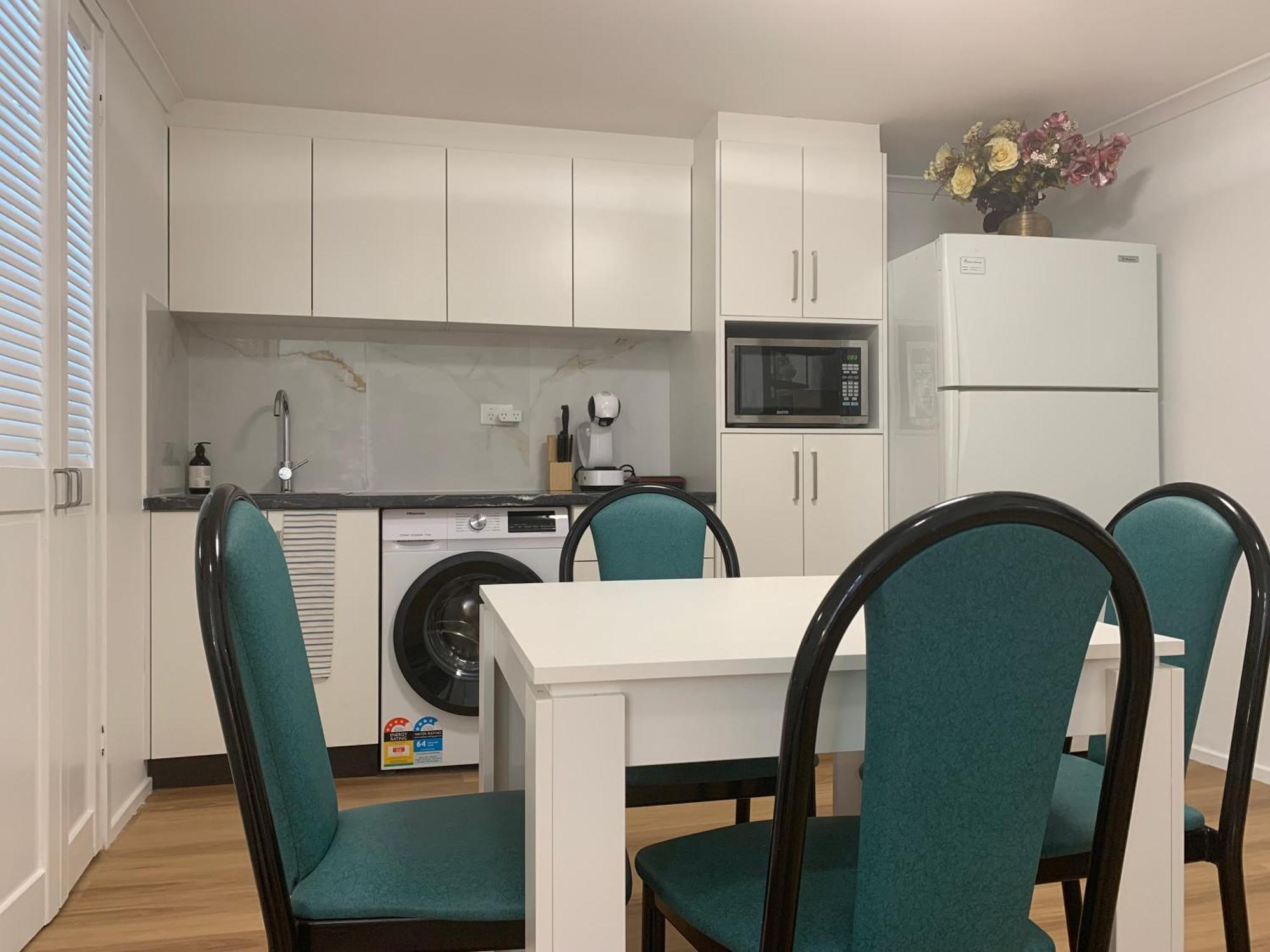 Broadway I Central, Spacious White 56sqm Apartment *
